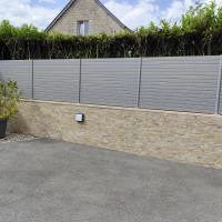 Clôture de jardin aluAlulam, coloris gris clair RAL 7037, pose sur muret