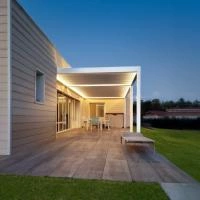 Deux pergolas bioclimatiques adossées 6.00 m x 3.00 m coloris blanc RAL 9016 avec bandeau LED