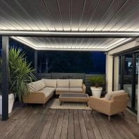 Terrasse équipée d’une pergola bioclimatique Alusun Aluclos gris anthracite structure adossée avec éclairage LED intégré