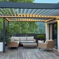 Aménagement extérieur avec deux pergolas bioclimatiques Alusun Aluclos gris anthracite et bandeau LED