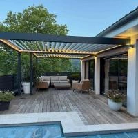 Pergola Alusun Aluclos en aluminium RAL 7016 avec bandeau LED modèle bioclimatique avec lames parallèles à la façade.