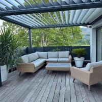 Duo de pergolas Alusun Aluclos en aluminium, lames orientables parallèles à la façade, coloris RAL 7016