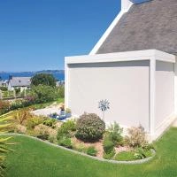 Pergola bioclimatique Alusun adossée 2 pieds blanc RAL 9016 lames blanches stores Edelweiss et bandeau led