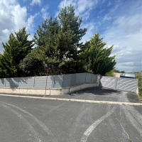 Clôture Alu20 gris clair RAL 7037 posée sur muret avec couvertine béton et portail battant Aluclin motorisable sur mesure, vendu et installé par Gedimat Gedibois à Brives-Charensac (43)