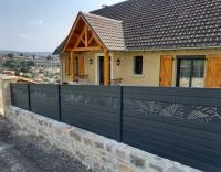 Clôture aluminium Alulam gris anthracite RAL 7016 avec lames décor fougère avec pose en pente et sceller sur muret