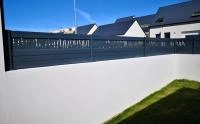 Clôture aluminium Alulam gris anthracite RAL 7016 avec lame décor baton