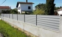 Clôture aluminium Alujour gris clair RAL 7037 sur muret