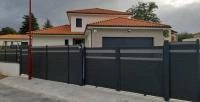 Portail coulissant aluminium Alulam gris anthracite RAL 7016 décor bulle
