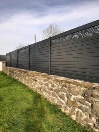 Clôture aluminium Alulam gris anthracite RAL 7016 décor fougère sur mur pierre