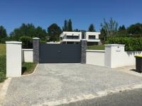 Portail battant aluminium Aluline plein gris anthracite - RAL 7016