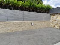 Clôture de jardin aluminium Alulam, coloris gris clair RAL 7037, pose sur muret