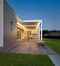 Deux pergolas bioclimatiques adossées 6.00 m x 3.00 m coloris blanc RAL 9016 avec bandeau LED