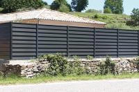 Clôture aluminium Aluclin sur murêt RAL 7016