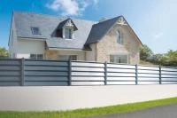 Clôture aluminium Aluclin XL sur murêt RAL 7016