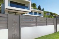 Clôture aluminium Alujour ajourée avec panneau décor Labyrinthe RAL 7037