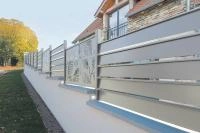 Clôture aluminium Alujour sur murêt décor Fougère