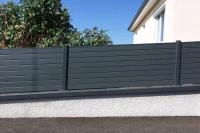 Clôture aluminium Aluline sur pente avec recoupe de la longueur