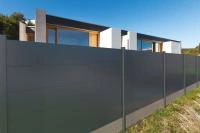 Clôture aluminium Alumax avec plaque de propreté RAL 7016