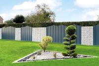 Palissade Aluroc décalée sur socle et gabion RAL 7016