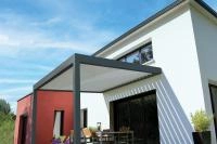 Pergola bioclimatique aluminium Alusun adossée