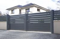 Portail battant gamme Aluline mixte avec poteaux scellés