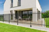 Clôture aluminium barreaudée droite gamme Alustyl avec plaque béton - Hauteur 1,6 m - RAL 7016